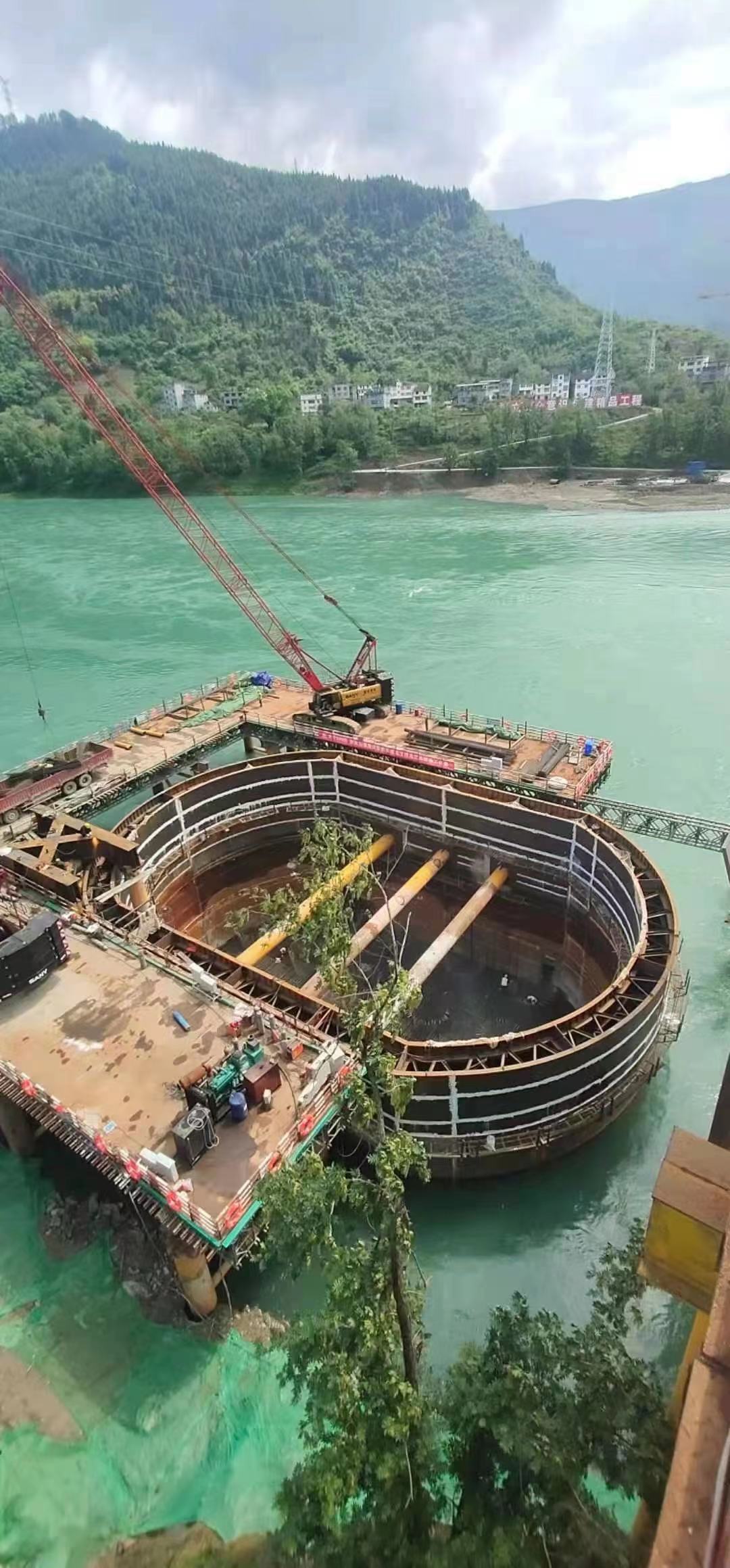 武隆黄草坪大桥600吨围堰。